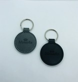 Leren of Kunstleren sleutelhangers Ø45x75mm met een brandlogo naar eigen ontwerp en een nummering of naam naar wens.