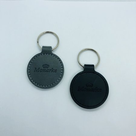 Leren of Kunstleren sleutelhangers Ø45x75mm met een brandlogo naar eigen ontwerp en een nummering of naam naar wens.