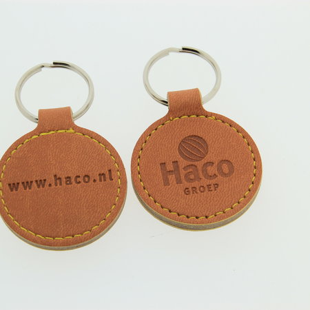 Leren of Kunstleren sleutelhangers Ø45x75mm met een brandlogo naar eigen ontwerp en een nummering of naam naar wens.