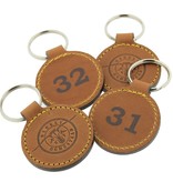 Leren of Kunstleren sleutelhangers Ø45x75mm met een brandlogo naar eigen ontwerp en een nummering of naam naar wens.