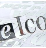 Chrosomax, In metaal gevormde vernikkelde dunne logo's of teksten voorzien van dubbelzijdig tape.