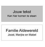 Naamplaatje 136 x 54½ x 1,6mm met gravering los te bestellen, maar past ook in naamplaathouder Artikel 03121 (150x100mm)