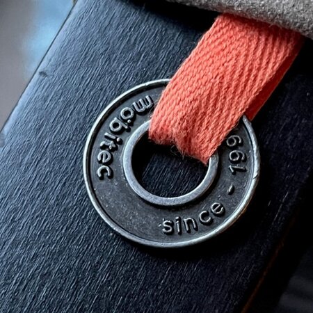 CombiCraft Gietlogo in metaal vanaf 100 stuks in kleinformaat, speciaal om aan stoffen kussens, gordijnen, karpetten of meubels te bevestigen.