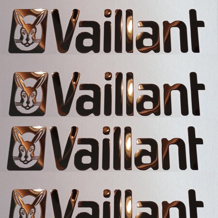 Chrosomax, In metaal gevormde vernikkelde dunne logo's of teksten voorzien van dubbelzijdig tape.