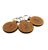 Ssleutelhanger van leer of kunstleer van Ø45 x 75mm met jouw tekst of nummering - per 1 stuk