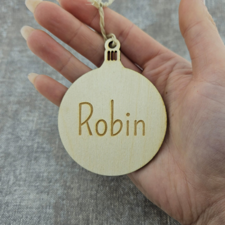 Houten Gepersonaliseerde Kerstbal met jouw naam of kerstwens Ø 65 mm