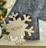 Houten Gepersonaliseerde Kerstbal in de vorm van een sneeuwvlok met jouw naam of kerstwens Ø 80 mm