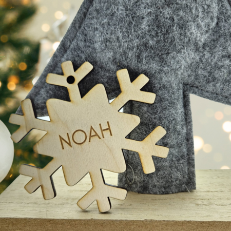 Houten Gepersonaliseerde Kerstbal in de vorm van een sneeuwvlok met jouw naam of kerstwens Ø 80 mm
