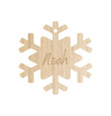 Houten Gepersonaliseerde Kerstbal in de vorm van een sneeuwvlok met jouw naam of kerstwens Ø 80 mm