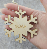 CombiCraft Houten Gepersonaliseerde Kerstbal in de vorm van een sneeuwvlok met jouw naam of kerstwens Ø 80 mm