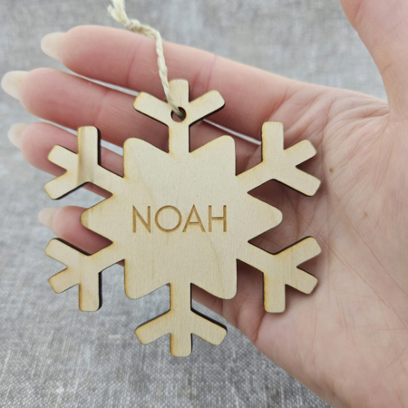 CombiCraft Houten Gepersonaliseerde Kerstbal in de vorm van een sneeuwvlok met jouw naam of kerstwens Ø 80 mm