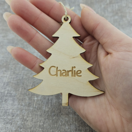 Houten Gepersonaliseerde Kerstbal in de vorm van een kerstboom met jouw naam of kerstwens 85 mm