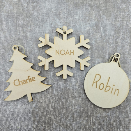 Houten Gepersonaliseerde Kerstbal in de vorm van een sneeuwvlok met jouw naam of kerstwens Ø 80 mm