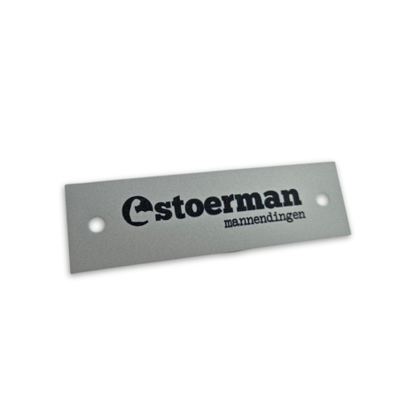 Logoplaatje Aluminium 70x20mm met twee gaatjes en jouw eigen logo