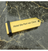 CombiCraft Bumerang aluminium hotel sleutelhanger in goud met zwarte gravering 30x100 mm