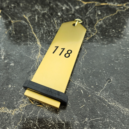 CombiCraft Bumerang aluminium hotel sleutelhanger in goud met zwarte gravering 30x100 mm