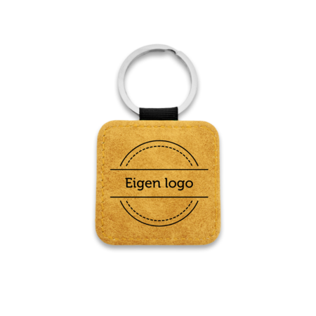 Leren sleutelhanger vierkant met logo in okergeel 50x50mm - per 1 stuk