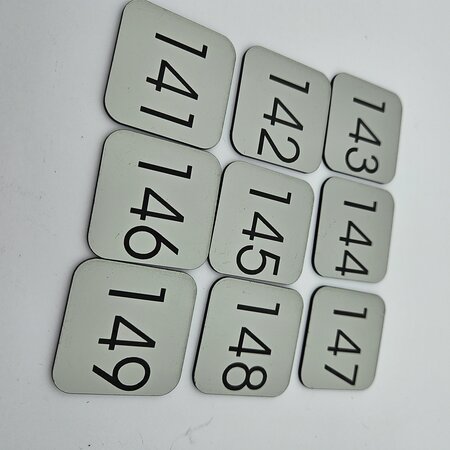 CombiCraft Nummerplaatjes acrylaat  vierkant zilver 35x35 mm met zwarte gravering, nummers 1 t/m150