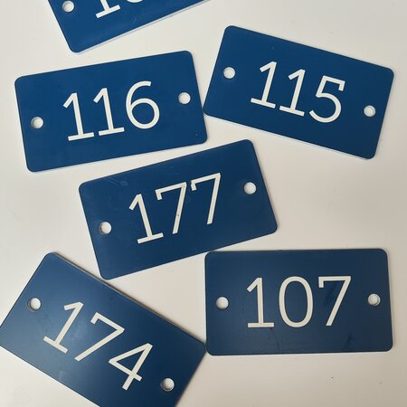Acrylaat nummerplaatjes met gravering en 2 schroefgaten, getallen 1 t/m 200 in het blauw - 1 set