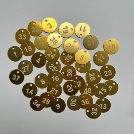 CombiCraft Restpartij: Nummerplaatjes aluminium in gekleurd goud met witte gravering 1mm dik - set van 1 t/m 40