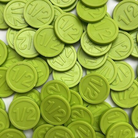 Restpartij plastic consumptiemunten met opdruk 1/2 in het groen - verpakking van 1649 stuks