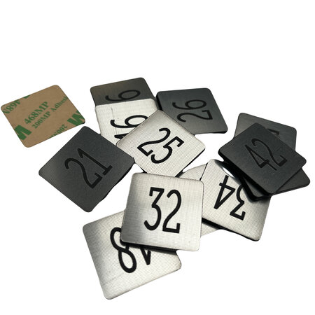 CombiCraft Restpartij Nummerplaatjes Plaknummers Acrylaat 25mm vierkant 1 t/m 50 met tape