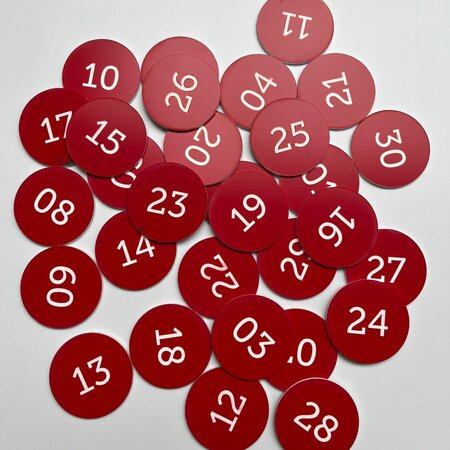 Restpartij: Kunststof ronde nummerplaatjes rood 1,6mm dik met tape en gravering  - set van 1 t/m 30