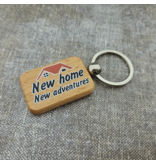 Houten sleutelhanger nieuw huis - New home, new adventures - per 1 stuk