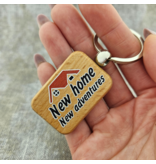 Houten sleutelhanger nieuw huis - New home, new adventures - per 1 stuk