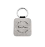 Leren sleutelhanger vierkant met logo in lichtgrijs 50x50mm - per 1 stuk