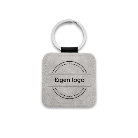 Leren sleutelhanger vierkant met logo in lichtgrijs 50x50mm - per 1 stuk