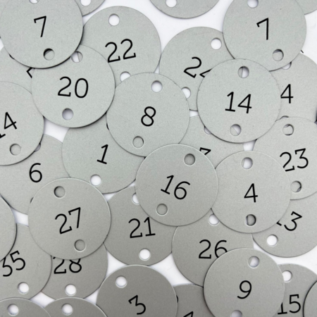 Nummerplaatjes Aluminium Zilver Rond ½mm dik met zwarte gravering en 2 gaatjes boven en onder