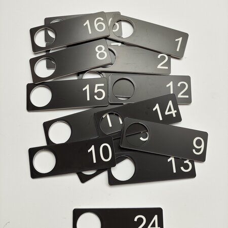 Restpartij slotplaatjes 1t/m45 zwart acrylaat 90x32x1,6mm