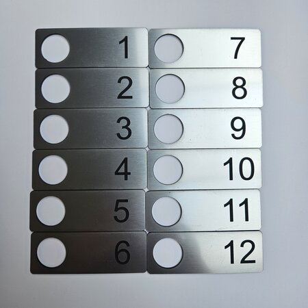Restpartij  slotplaatjes 1 t/m 12 - 90x32x1,6mm en Ø23mm gat