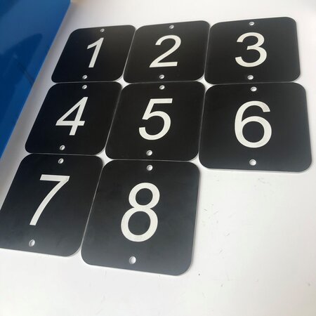 CombiCraft Restpartij nummerplaatjes kunststof vierkant met afgeronde hoeken 1,6mm dik met gravering en 2 gaatjes boven en onder 1 t/m 8