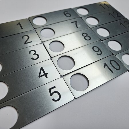 Restpartij  slotplaatjes 1 t/m 15 - 90x32x1,6mm en Ø23mm gat - Copy