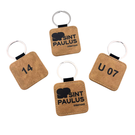 Leren sleutelhanger vierkant met logo in lichtbruin 50x50mm - per 1 stuk