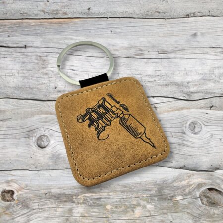 Leren sleutelhanger vierkant met logo in lichtbruin 50x50mm - per 1 stuk