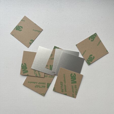 Ultra dunne, buigbare  Aluminium Vierkante nummerplaatjes met tape en gravering in 30x30mm en 0,13 mm dun.  Ideaal voor op fietsen en lockers.