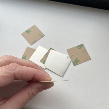 Hele dunne, buigbare  Aluminium logoplaatjes  voorzien van een zwart logo. Afgewerkt met buitentape. Afmeting 30x30mm en 0,13 mm dik