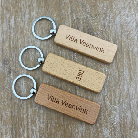 Houten sleutelhanger rechthoek 27x80 mm met gravering - per 1 stuk