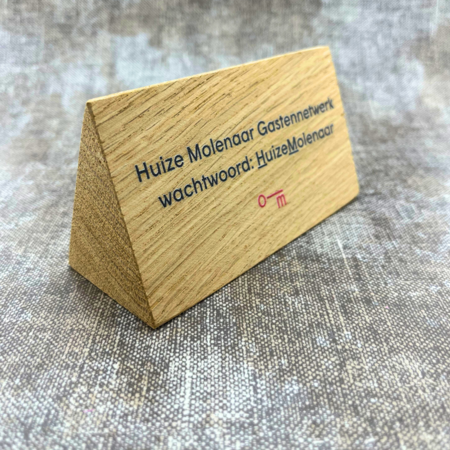 Tafelbordje van eikenhout 110x57mm met eigen ontwerp - per 1 stuk