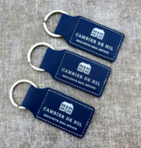 Leren sleutelhanger rechthoek met logo in donkerblauw 33x70mm - per 1 stuk