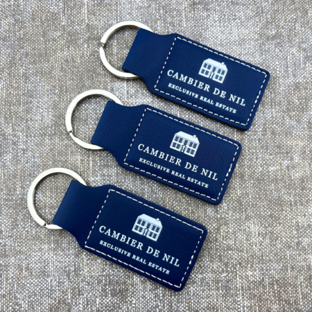 Leren sleutelhanger rechthoek met logo in donkerblauw 33x70mm - per 1 stuk