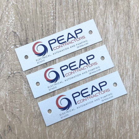 Logoplaatje Aluminium 70x20mm met twee gaatjes en jouw eigen logo
