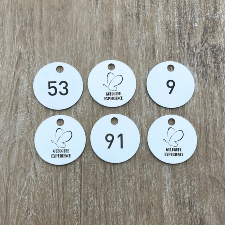 Tot 20cm² RONDE logoplaatjes in Aluminium met weersbestendige full Colour druk, in vele maten, scratch, met tape of met 1 of 2 gaatjes.