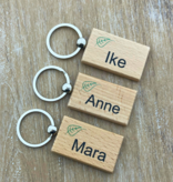 Houten sleutelhanger middel rechthoek met logo 32x51mm - per 1 stuk