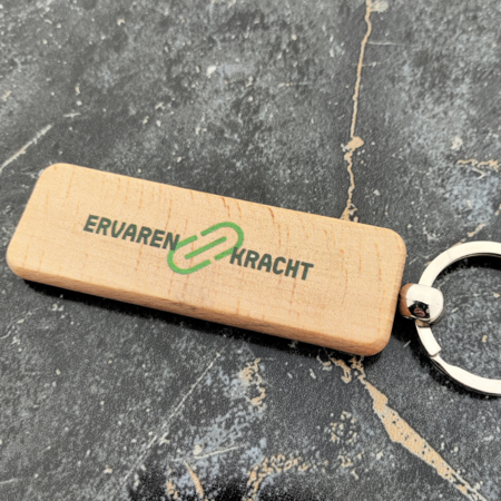 Houten sleutelhanger rechthoek met logo 27x80mm - per 1 stuk