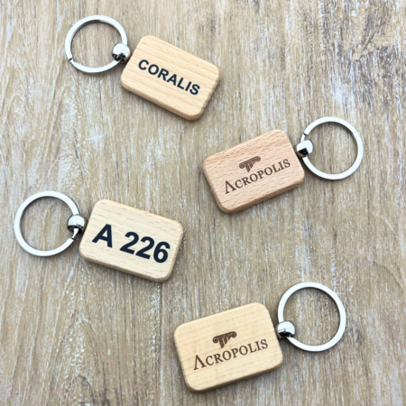 Houten sleutelhanger kleine rechthoek met logo 30x44mm - per 1 stuk