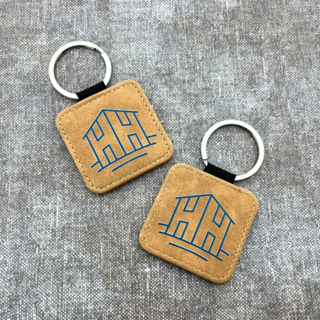 Leren sleutelhanger vierkant met logo in lichtbruin 50x50mm - per 1 stuk
